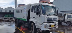 扫路车